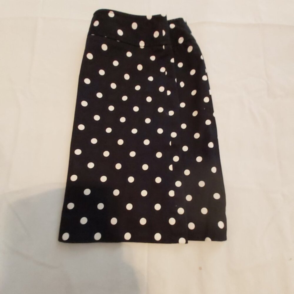 SKIRT RAFAELLA LABEL. WHITE POLKA DOTS/BLACK BACKGROUND.  NEW/NO TAGS. SIZE 10